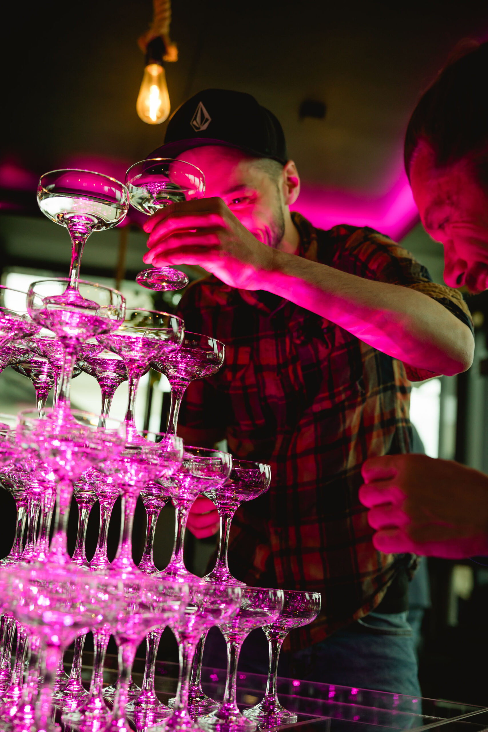 Champagnerklub Pop-Up-Event, Gäste mit Champagnerglas