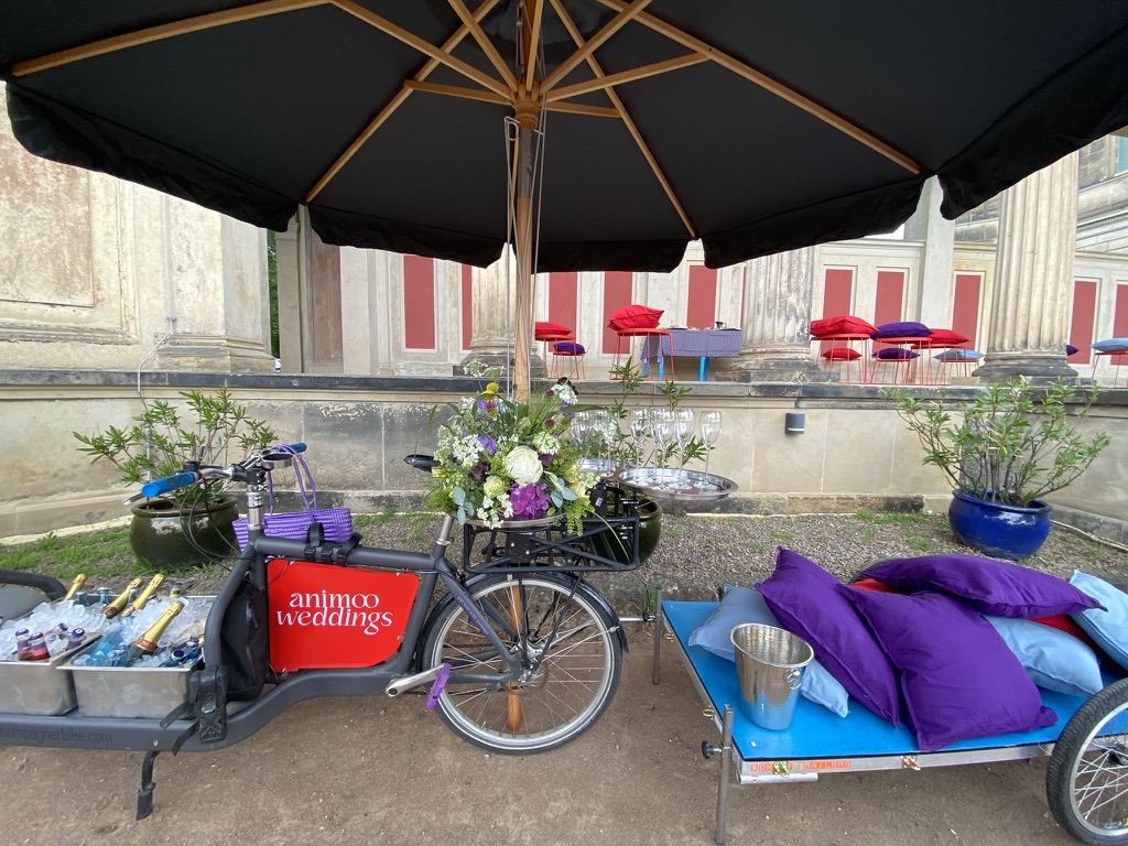 Champagnerbike mit Anhänger, Blumenarrangement und Getränkekühlung